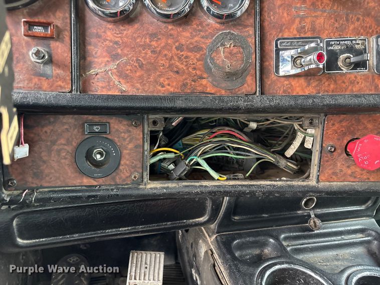 image for item EW8995 2006 Kenworth T800 semi truck