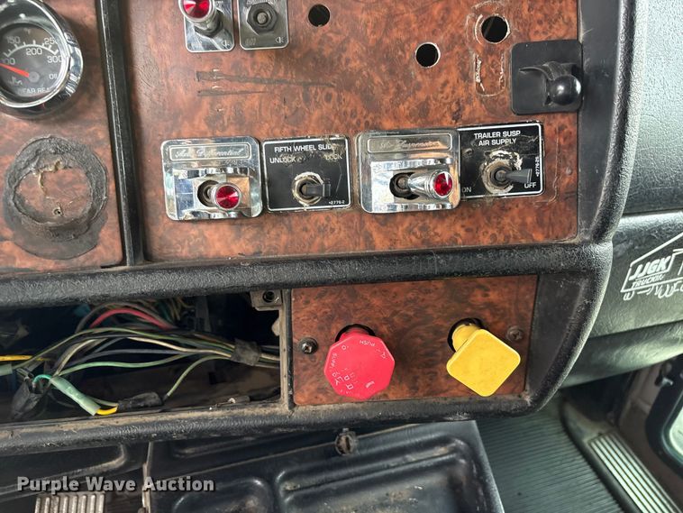 image for item EW8995 2006 Kenworth T800 semi truck