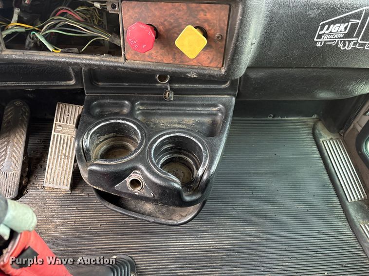 image for item EW8995 2006 Kenworth T800 semi truck