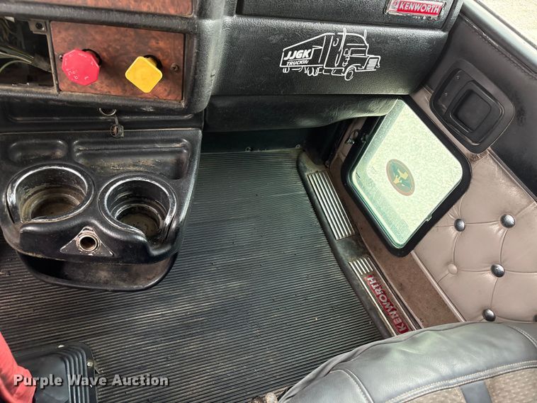 image for item EW8995 2006 Kenworth T800 semi truck