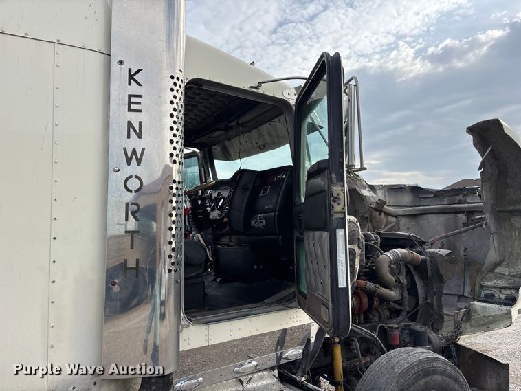 image for item EW8995 2006 Kenworth T800 semi truck