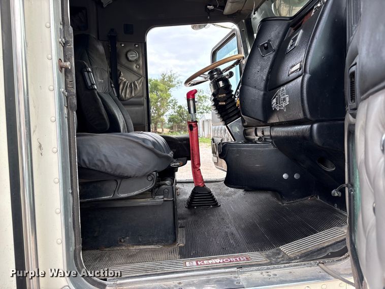 image for item EW8995 2006 Kenworth T800 semi truck