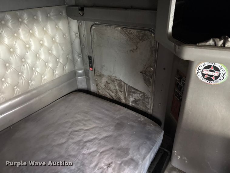 image for item EW8995 2006 Kenworth T800 semi truck