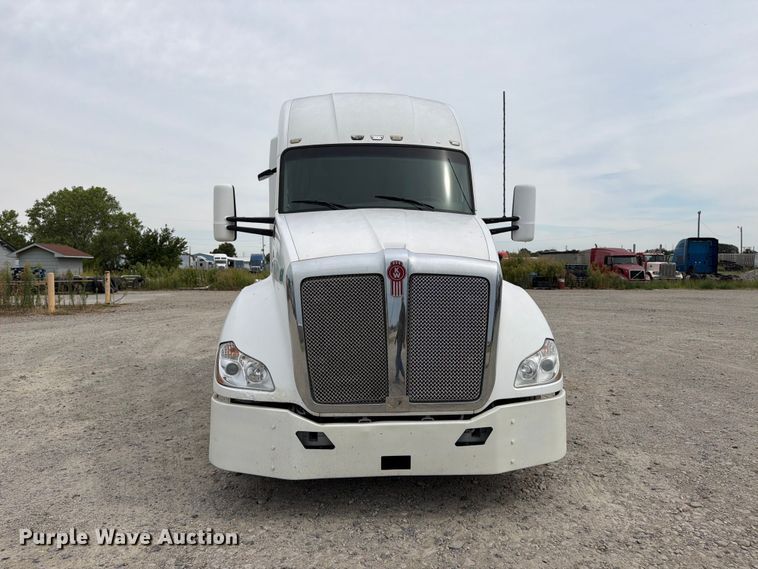 image for item EX4108 2014 Kenworth T680 semi truck