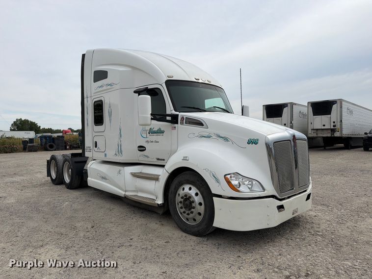 image for item EX4108 2014 Kenworth T680 semi truck