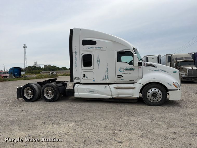 image for item EX4108 2014 Kenworth T680 semi truck