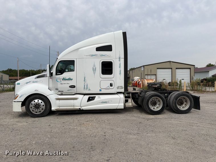 image for item EX4108 2014 Kenworth T680 semi truck