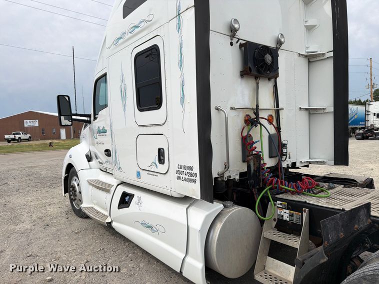 image for item EX4108 2014 Kenworth T680 semi truck