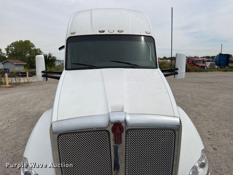 image for item EX4108 2014 Kenworth T680 semi truck
