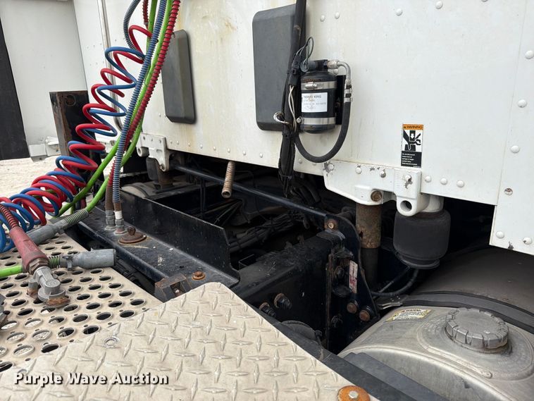 image for item EX4108 2014 Kenworth T680 semi truck