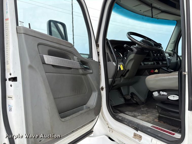 image for item EX4108 2014 Kenworth T680 semi truck