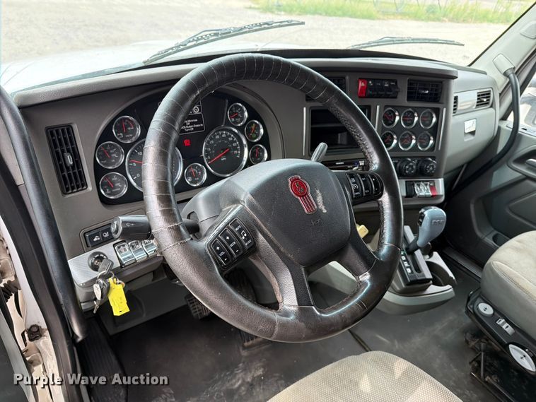 image for item EX4108 2014 Kenworth T680 semi truck