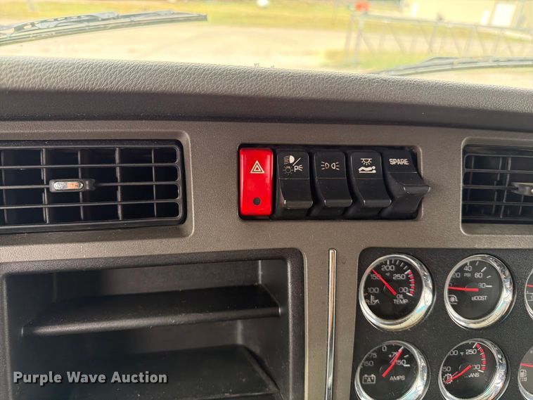 image for item EX4108 2014 Kenworth T680 semi truck