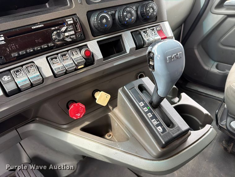 image for item EX4108 2014 Kenworth T680 semi truck