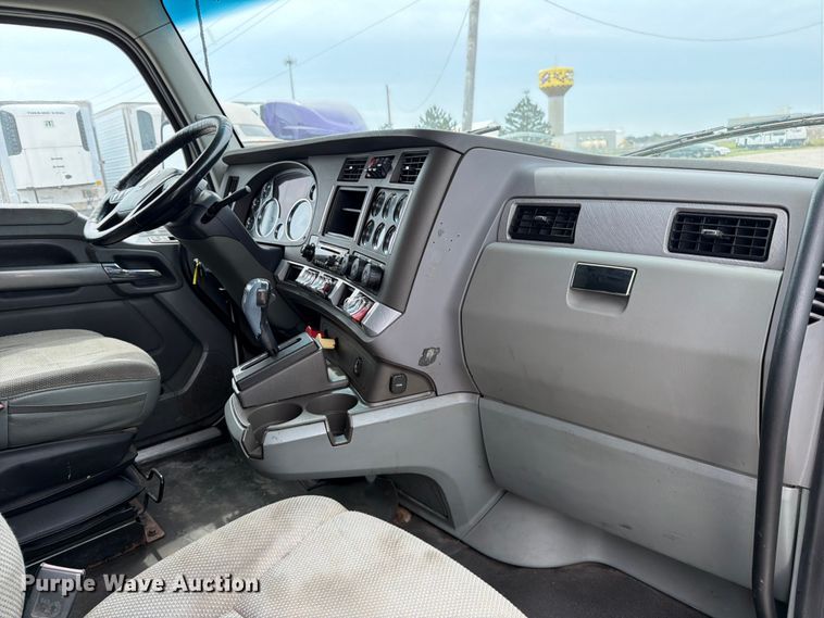 image for item EX4108 2014 Kenworth T680 semi truck