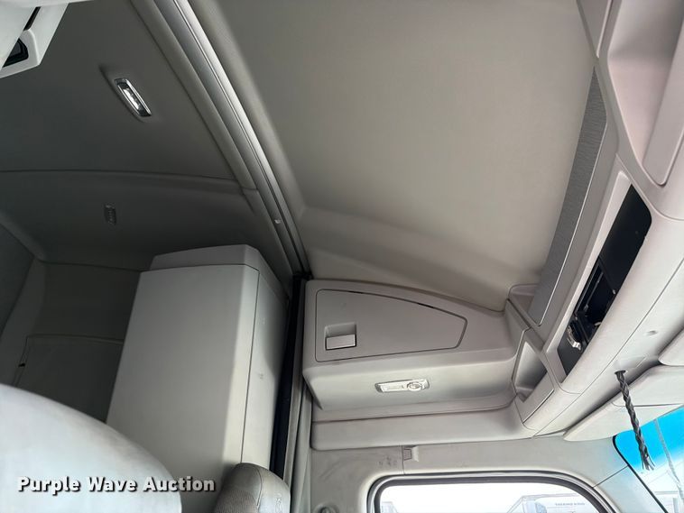 image for item EX4108 2014 Kenworth T680 semi truck