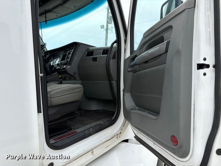 image for item EX4108 2014 Kenworth T680 semi truck