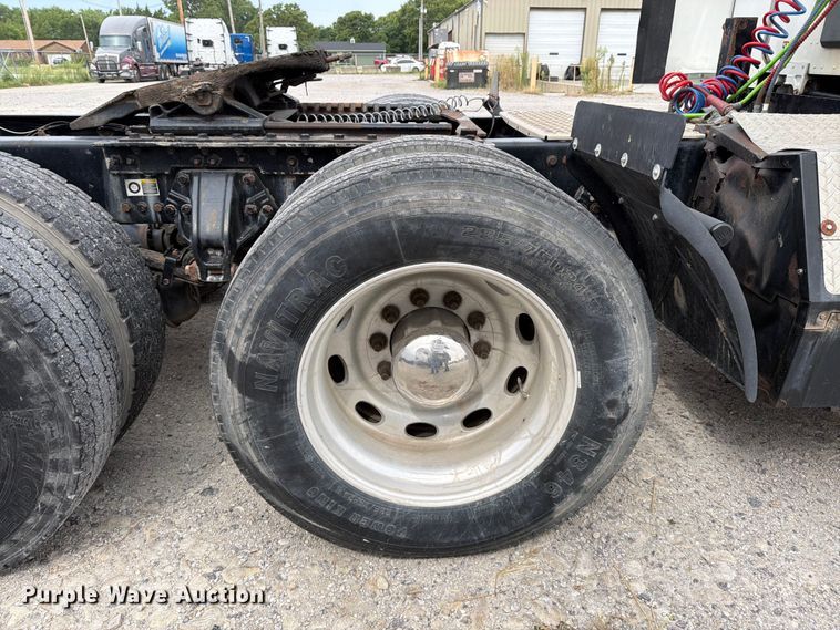 image for item EX4108 2014 Kenworth T680 semi truck