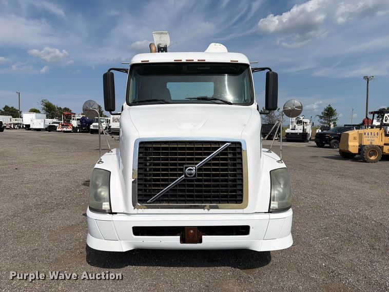 image for item FB5046 2008 Volvo VNL semi truck
