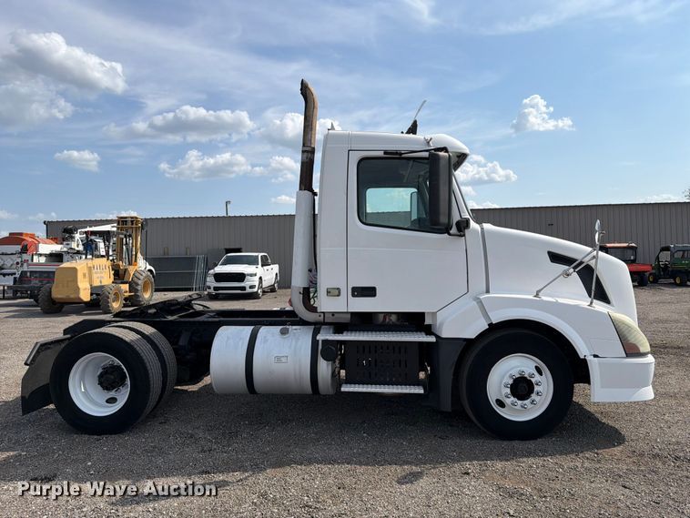 image for item FB5046 2008 Volvo VNL semi truck