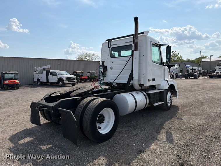 image for item FB5046 2008 Volvo VNL semi truck