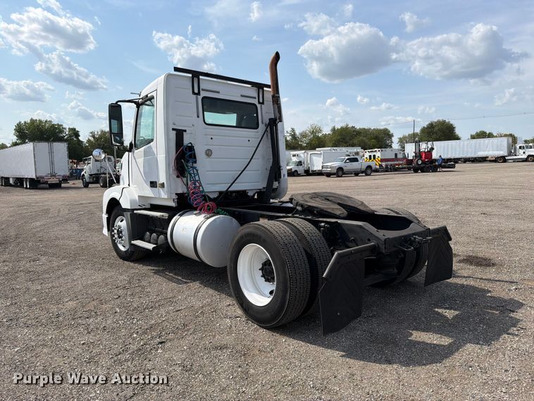 image for item FB5046 2008 Volvo VNL semi truck