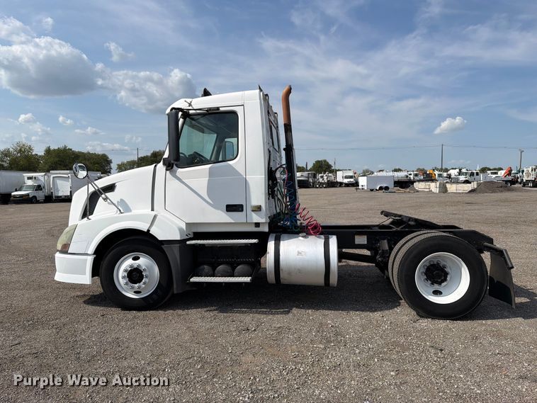 image for item FB5046 2008 Volvo VNL semi truck