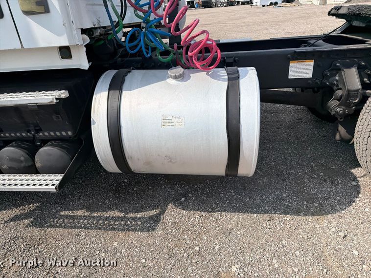 image for item FB5046 2008 Volvo VNL semi truck