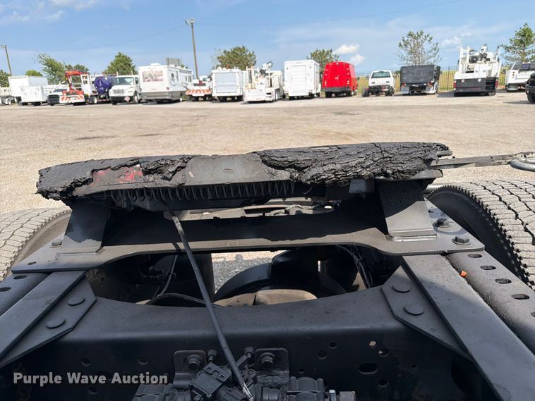 image for item FB5046 2008 Volvo VNL semi truck
