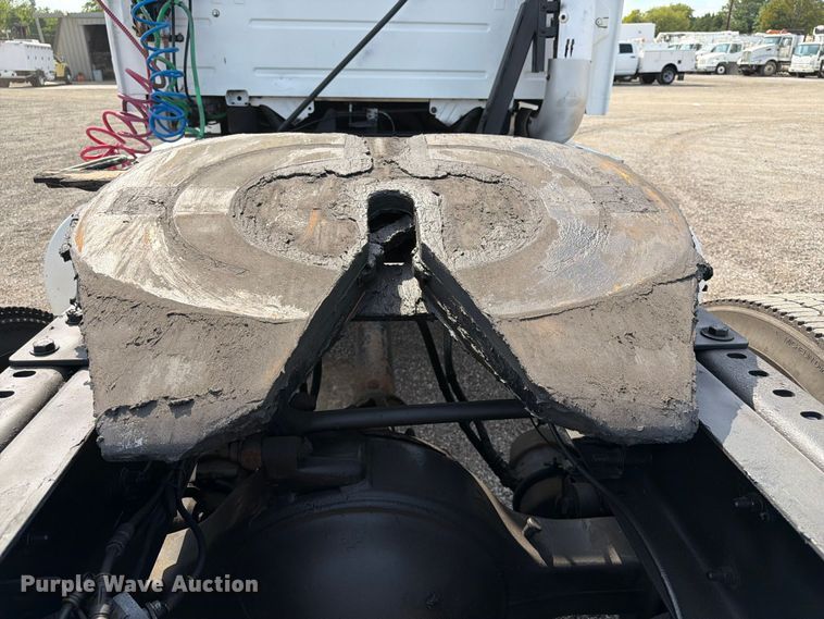 image for item FB5046 2008 Volvo VNL semi truck