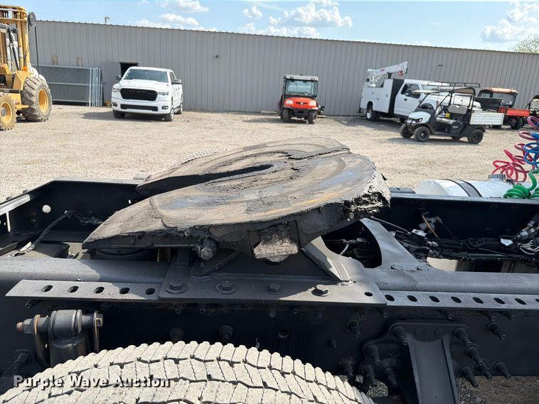 image for item FB5046 2008 Volvo VNL semi truck