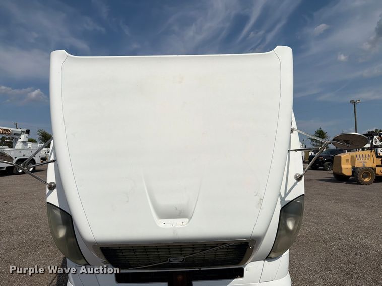 image for item FB5046 2008 Volvo VNL semi truck
