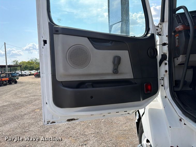 image for item FB5046 2008 Volvo VNL semi truck