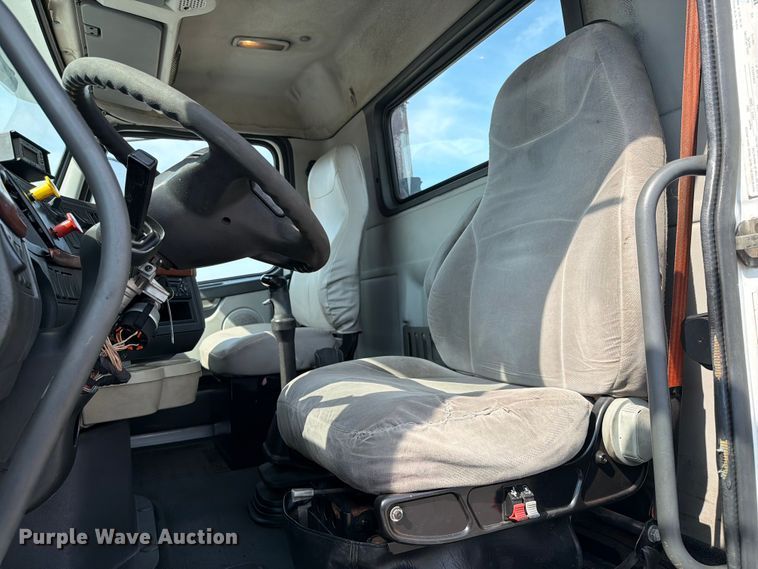 image for item FB5046 2008 Volvo VNL semi truck