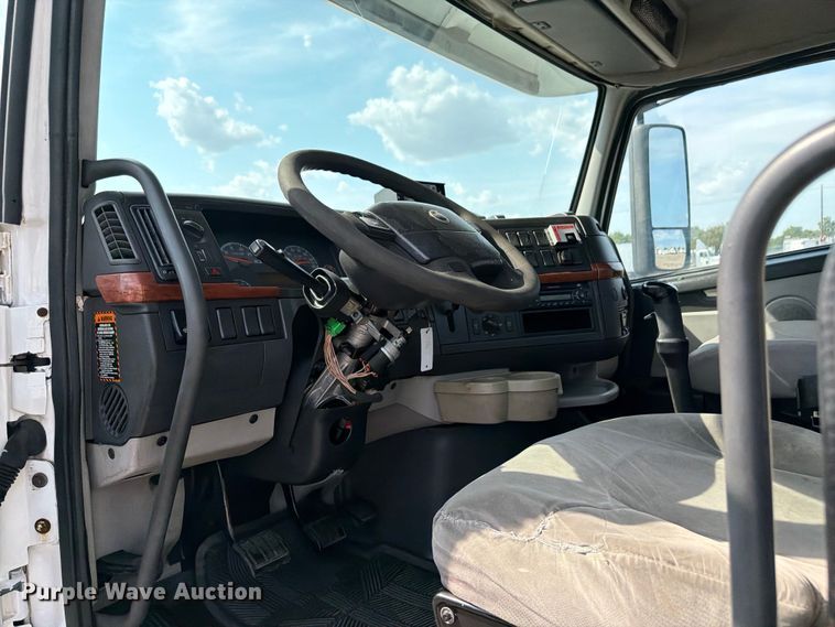 image for item FB5046 2008 Volvo VNL semi truck