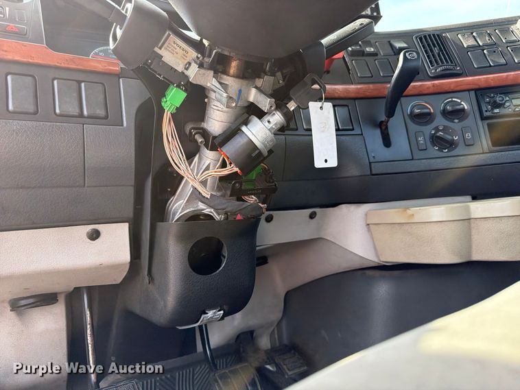 image for item FB5046 2008 Volvo VNL semi truck