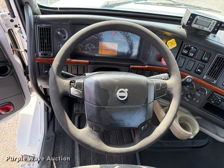image for item FB5046 2008 Volvo VNL semi truck
