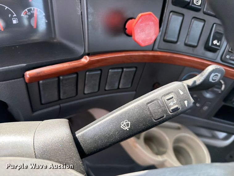 image for item FB5046 2008 Volvo VNL semi truck