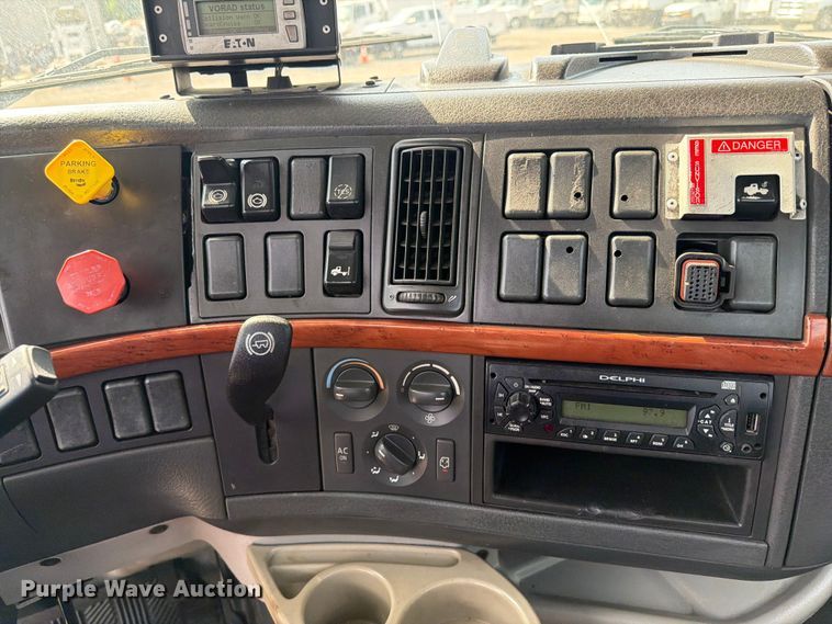 image for item FB5046 2008 Volvo VNL semi truck