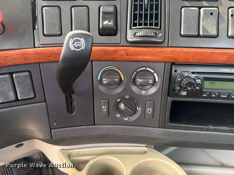 image for item FB5046 2008 Volvo VNL semi truck