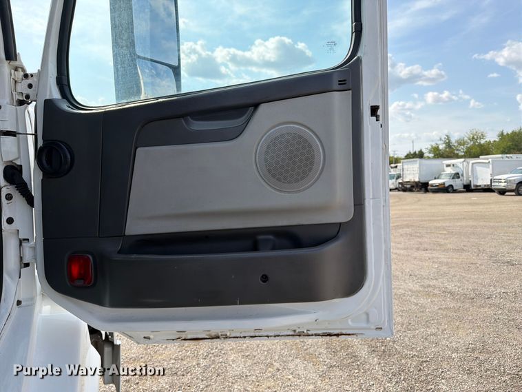 image for item FB5046 2008 Volvo VNL semi truck