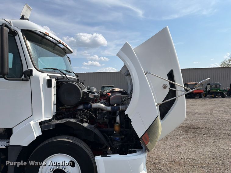 image for item FB5046 2008 Volvo VNL semi truck