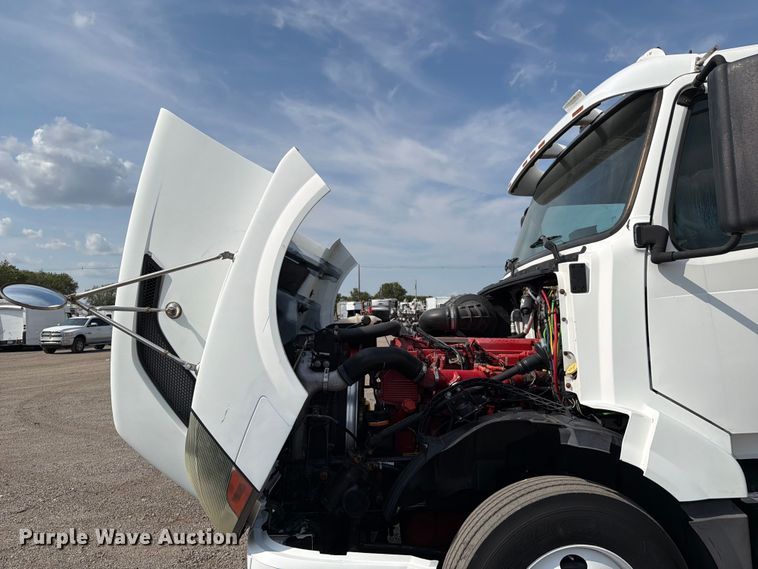 image for item FB5046 2008 Volvo VNL semi truck