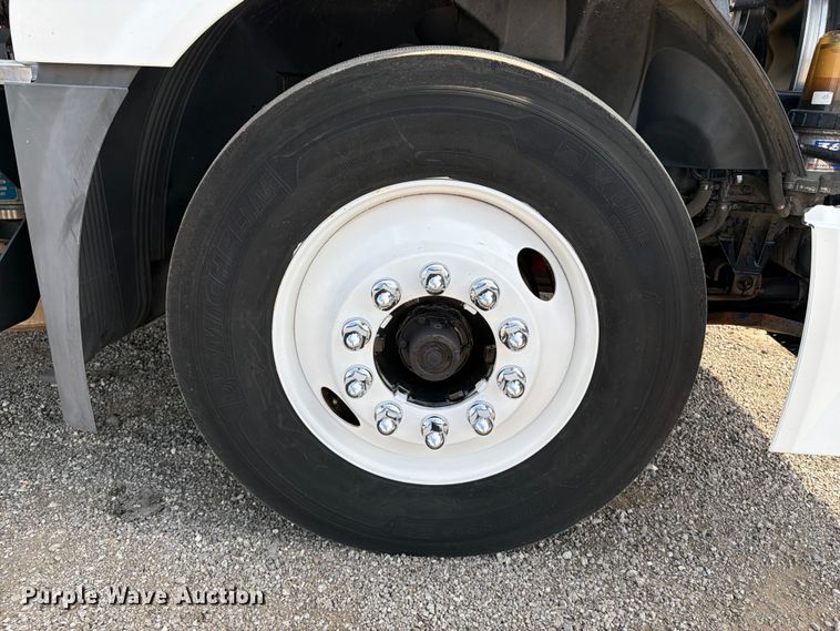 image for item FB5046 2008 Volvo VNL semi truck