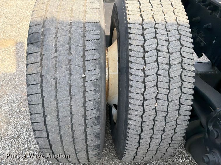 image for item FB5046 2008 Volvo VNL semi truck