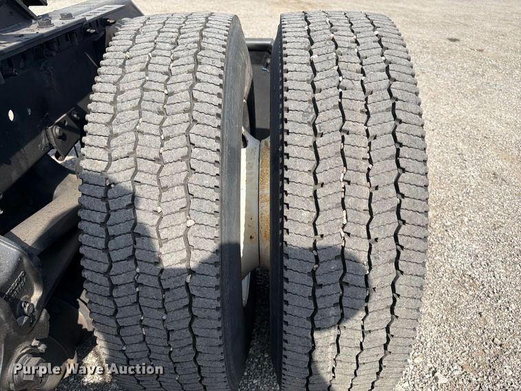 image for item FB5046 2008 Volvo VNL semi truck