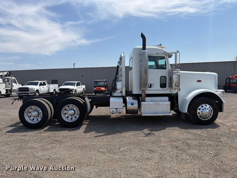 image for item FB5053 2012 Peterbilt 388 semi truck