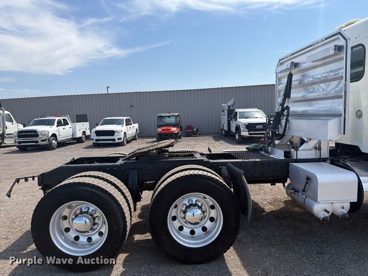 image for item FB5053 2012 Peterbilt 388 semi truck