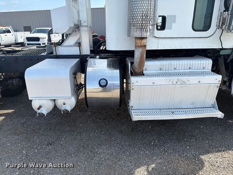 image for item FB5053 2012 Peterbilt 388 semi truck