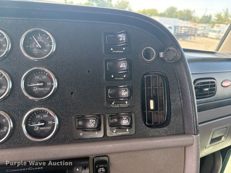image for item FB5053 2012 Peterbilt 388 semi truck